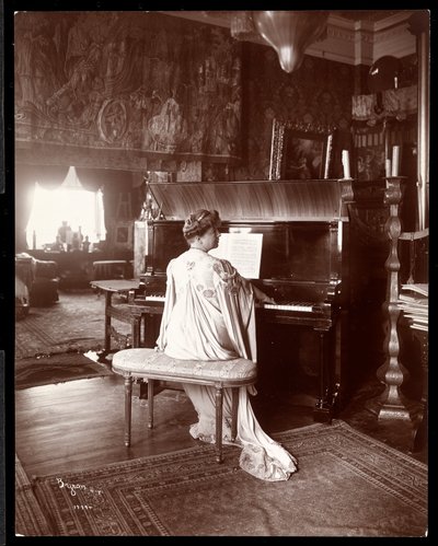 Sra. I. M. Clark al piano, 1904 de Byron Company